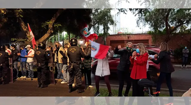 Decenas de personas llegaron lanzando improperios y generando caos  en los dos carriles de la avenida Coronel Portillo.