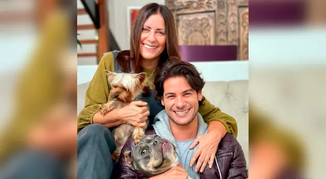 Andrés Wiese se mostró emocionado porque su madre se vacunó contra la COVID-19.