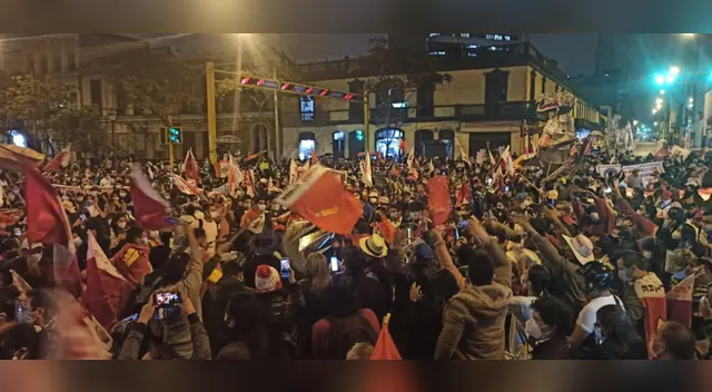 Marchas fueron multitudinarias y no respetaron distanciamiento social. Marchas fueron multitudinarias y no respetaron distanciamiento social.