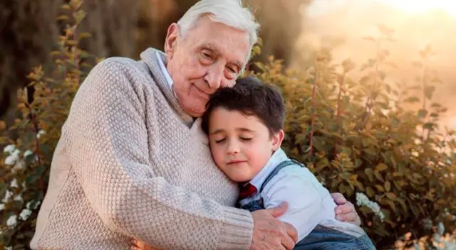 Niño le escribe una carta a sus abuelos que fallecieron el año pasado. Niño le escribe una carta a sus abuelos que fallecieron el año pasado.