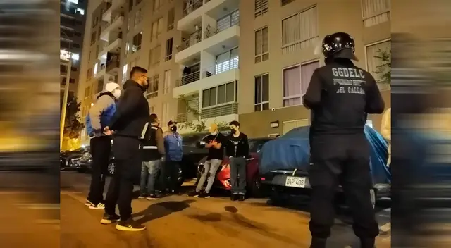 Jóvenes intervenidos en fiesta covid en condominio.