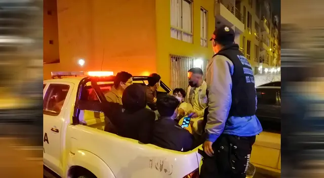 Jóvenes intervenidos en fiesta covid en condominio.