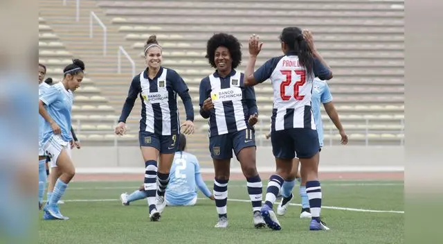 Tristán festeja su tanto en la goleada  de  Alianza Lima 3-0 ante Sporting Cristal.