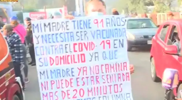 Celso Pardo viene recorriendo los vacunatorios desde hace dos meses para que inoculen a su madre de 91 años.