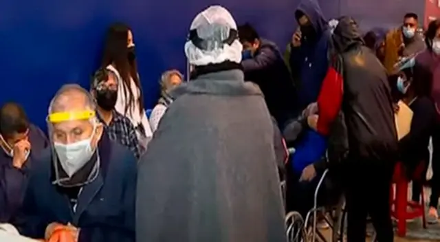 Adultos mayores piden que se formen dos colas para evitar confusiones y aglomeraciones.