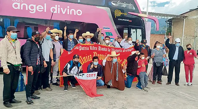 Más de mil ronderos exigirán que se respete su voto por Pedro Castillo en los exteriores del Jurado Nacional de Elecciones. Más de mil ronderos exigirán que se respete su voto por Pedro Castillo en los exteriores del Jurado Nacional de Elecciones.