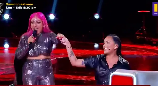 Daniela Darcourt canta al lado de una concursante.