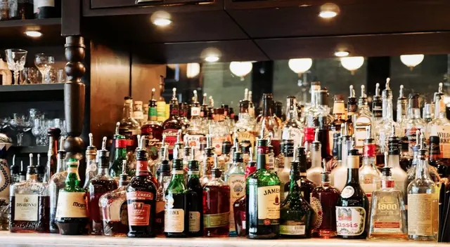 El alcohol aumenta la producción de triglicéridos en el hígado.