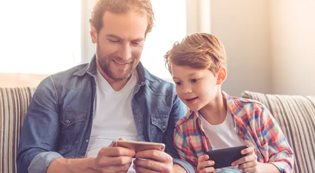 Los papás modernos suelen disfrutar de aventuras como un campamento en casa. Los papás modernos suelen disfrutar de aventuras como un campamento en casa.