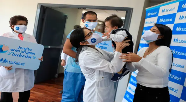 Jorgito con personal médico de EsSalud