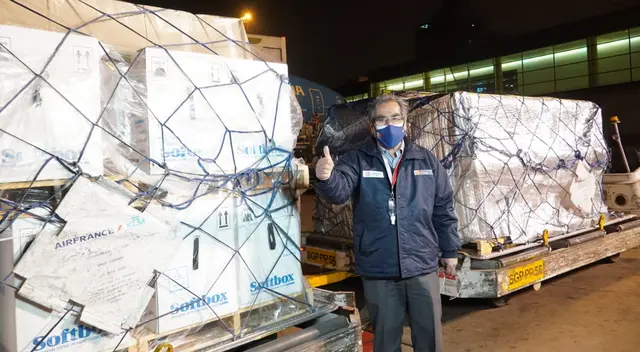 Este jueves llegaron más vacunas contra el coronavirus al país. Ministro de Salud supervisó la llegada de las dosis.