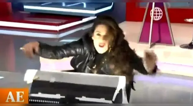 Rebeca Escribens sufre percance en vivo y casi bota tacho de luz tras bailar ‘Grease’ Rebeca Escribens sufre percance en vivo y casi bota tacho de luz tras bailar ‘Grease’