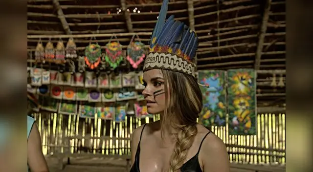 Melody junto a pueblo aborigen los Bora en Iquitos. Melody junto a pueblo aborigen los Bora en Iquitos.