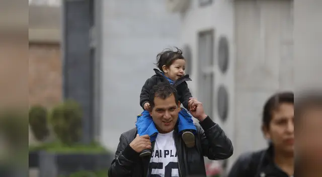 Hijos con padres adultos mayores vacunados no deben confiarse y visitar a sus padres. Hijos con padres adultos mayores vacunados no deben confiarse y visitar a sus padres.