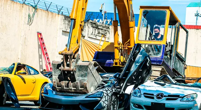 La exhibición pública de la destrucción de estos vehículos tiene por objetivo persuadir que haya más posibles importadores ilegales. La exhibición pública de la destrucción de estos vehículos tiene por objetivo persuadir que haya más posibles importadores ilegales.