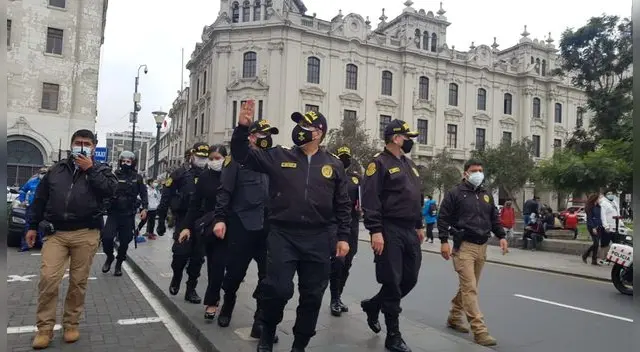 PNP resguarda plazas de Cercado de Lima para evitar conflictos PNP resguarda plazas de Cercado de Lima para evitar conflictos