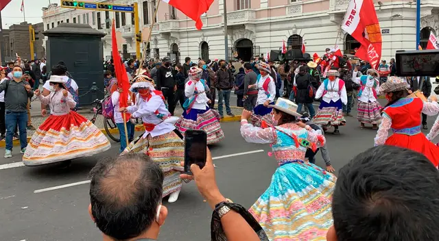 La región Arequipa se presentó con sus trajes típicos y su folclore. La región Arequipa se presentó con sus trajes típicos y su folclore.