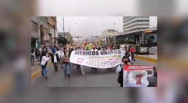 Médicos y personal de salud se unen a marcha a favor del electo presidente Pedro Castillo.