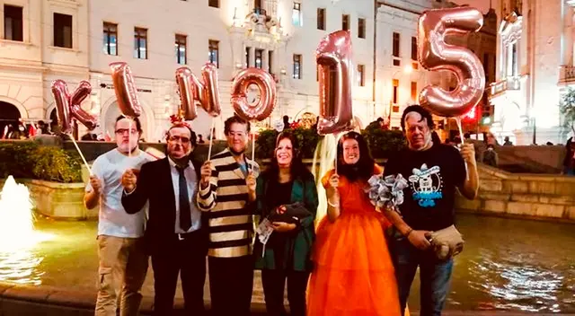 Jóvenes se caracterizaron de Alberto Fujimori, Vladimiro Montesinos, Lourdes Flores, Beto Ortiz, y Mario Vargas Llosa para acompañar a la 'quinceañera'.