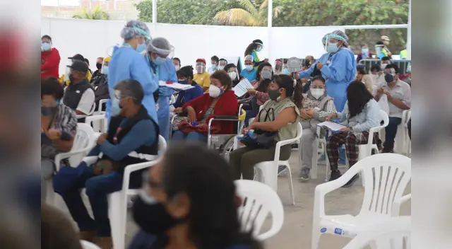 Ministro señala que la vacunación es la mejor arma para combatir posible tercera ola en el país.