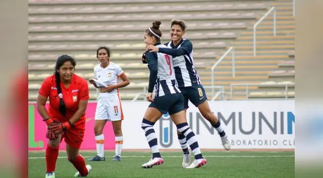 Adriana Lúcar estuvo imparable le marcó cinco goles a Ayaucho. Adriana Lúcar estuvo imparable le marcó cinco goles a Ayaucho.