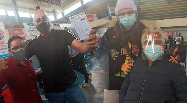 Hijos acompañan a sus padres a ser inoculados contra la COVID-19