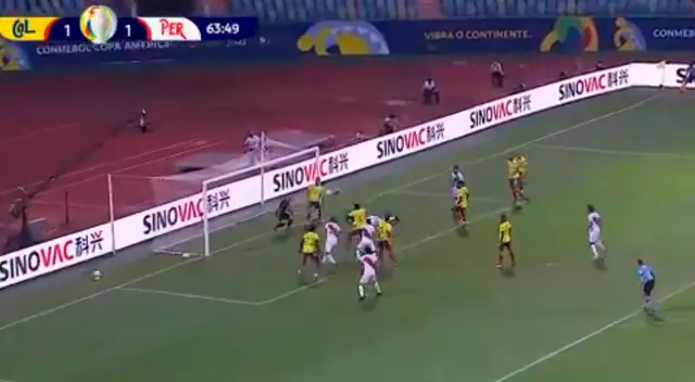 Yerri Mina da el autogol a favor de Perú Yerri Mina da el autogol a favor de Perú