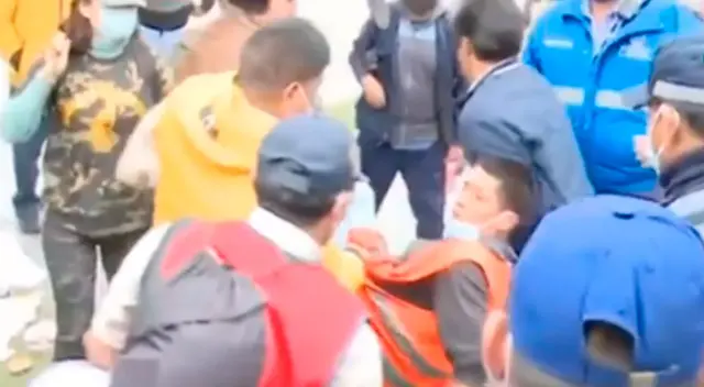 Agentes del Serenazgo de la MML no intervinieron en la agresión y uno de ellos solo atinó a grabar el hecho. Agentes del Serenazgo de la MML no intervinieron en la agresión y uno de ellos solo atinó a grabar el hecho.