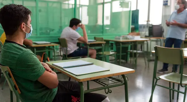 Puedes solicitar el certificado de estudios GRATIS por Internet.