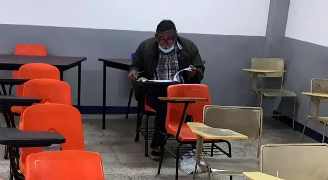 La fotografía del adulto mayor rindiendo su examen se hizo viral. La fotografía del adulto mayor rindiendo su examen se hizo viral.