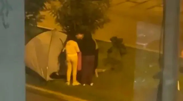 Lo que llamo la atención fue un video donde se observa a una familia entera que sacó una carpa en medio del movimiento telúrico. Lo que llamo la atención fue un video donde se observa a una familia entera que sacó una carpa en medio del movimiento telúrico.