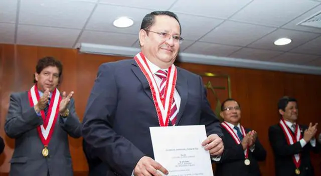 Luis Arce solicita su renuncia al Pleno del JNE pese a que la ley no permite su renuncia.