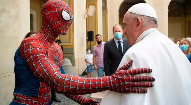 El hombre araña llegó al final de la audiencia en el patio de San Damasco, en el Vaticano. El hombre araña llegó al final de la audiencia en el patio de San Damasco, en el Vaticano.