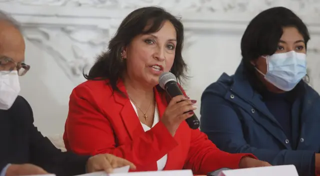 Dina Baluarte lideró conferencia de prensa en medio de la incertidumbre política que sacude al país.