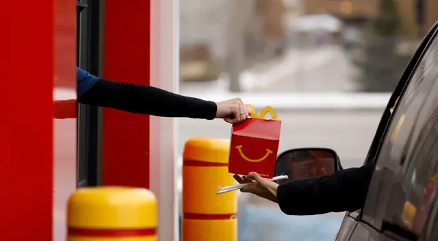 McDonald's ofrece vacunas COVID-19 gratuitas.