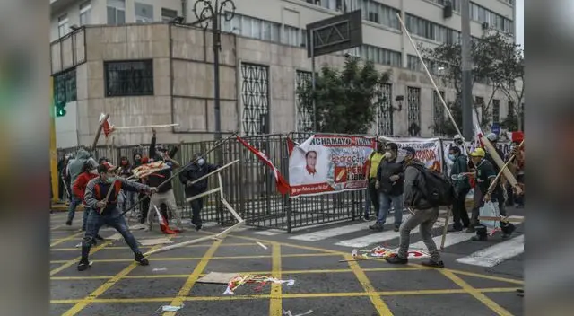 Manifestantes se agredieron, mutuamente, tras incitación. Manifestantes se agredieron, mutuamente, tras incitación.