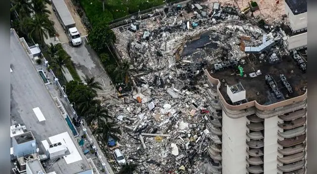 Vista exterior del edificio de 12 pisos derrumbado parcialmente en la ciudad de Surfside, al norte de Miami Beach.