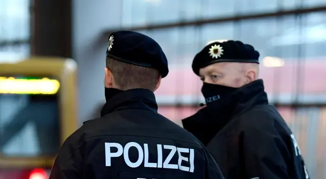 Un hombre atacó a transeúntes con un cuchillo. Un hombre atacó a transeúntes con un cuchillo.