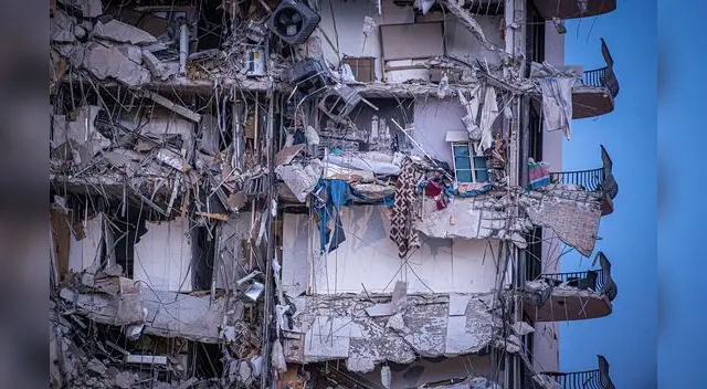 Vista exterior del edificio de 12 pisos derrumbado parcialmente en la ciudad de Surfside, al norte de Miami Beach. Vista exterior del edificio de 12 pisos derrumbado parcialmente en la ciudad de Surfside, al norte de Miami Beach.