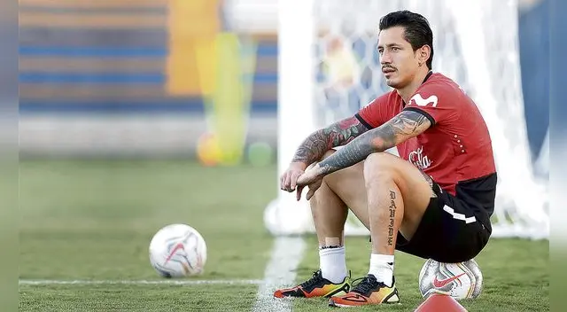 Atento. El delantero Gianluca Lapadula no trabajó con balón en el entrenamiento en Brasilia.