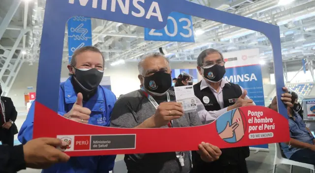 El ministro Eduardo González recibió la primera dosis de la vacuna contra el coronavirus.