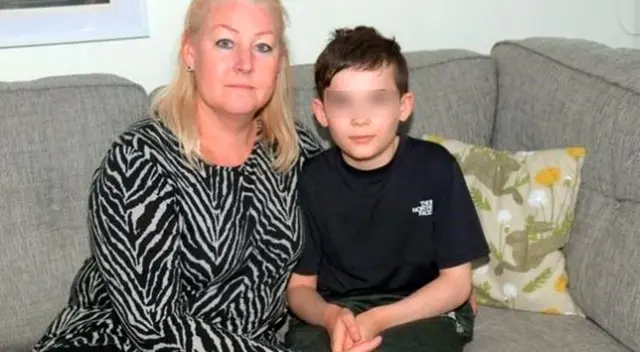 “Es muy difícil cuando tu hijo no está bien. Ha sido como bajar por un agujero negro a gran velocidad”, dijo la madre del menor.