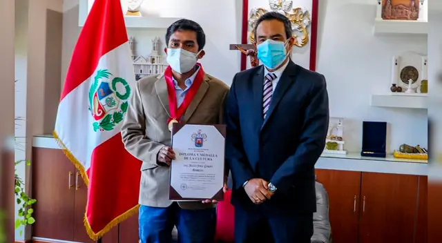 Emprendedor nacional feliz por nuevo reconocimiento. Emprendedor nacional feliz por nuevo reconocimiento.