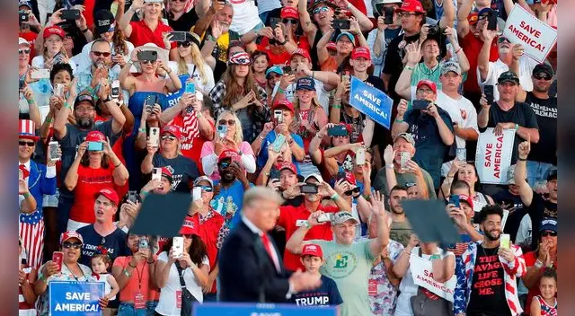 El expresidente de los Estados Unidos Donald Trump se dirige a los simpatizantes durante un mitin en Ohio.