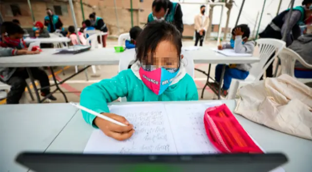 Estudiantes reciben equipos electrónicos para poder estudiar. Estudiantes reciben equipos electrónicos para poder estudiar.