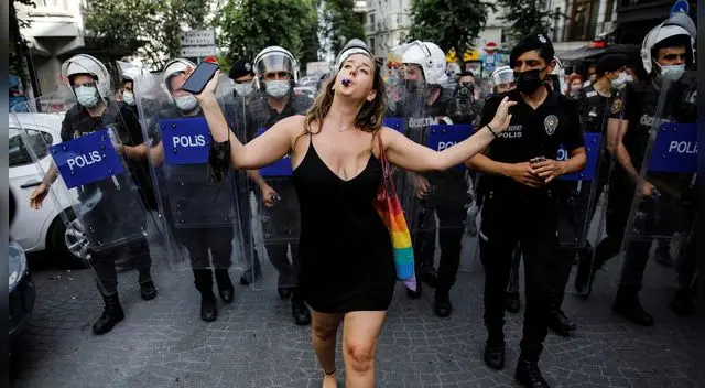 Según informaron medios locales al menos 25 personas, entre los que se encontraba un fotógrafo, fueron detenidas tras manifestarse. Según informaron medios locales al menos 25 personas, entre los que se encontraba un fotógrafo, fueron detenidas tras manifestarse.