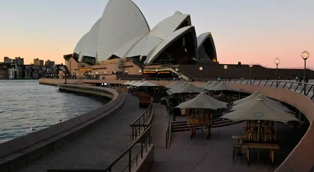 Circular Quay, en Sídney, luce desolado este domingo. El lugar usualmente recibe una gran cantidad de visitantes.