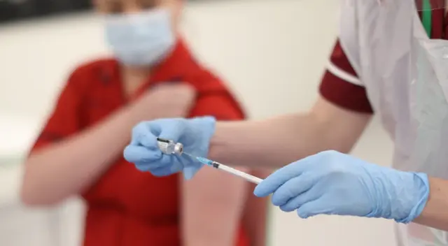 Adelantan vacunación para mayores de 50 años Adelantan vacunación para mayores de 50 años