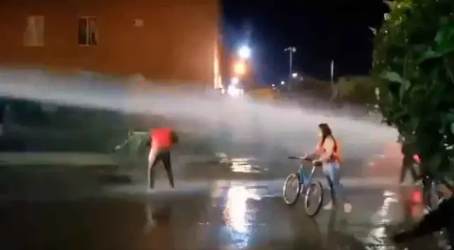 Una ciudadana se quedó parada y la Policía no tuvo piedad y le arrojó el chorro de agua. Una ciudadana se quedó parada y la Policía no tuvo piedad y le arrojó el chorro de agua.