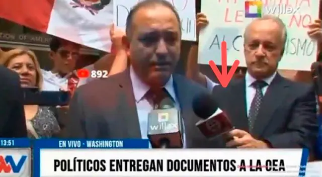 Hernando Guerra-García con micrófono en mano. Hernando Guerra-García con micrófono en mano.